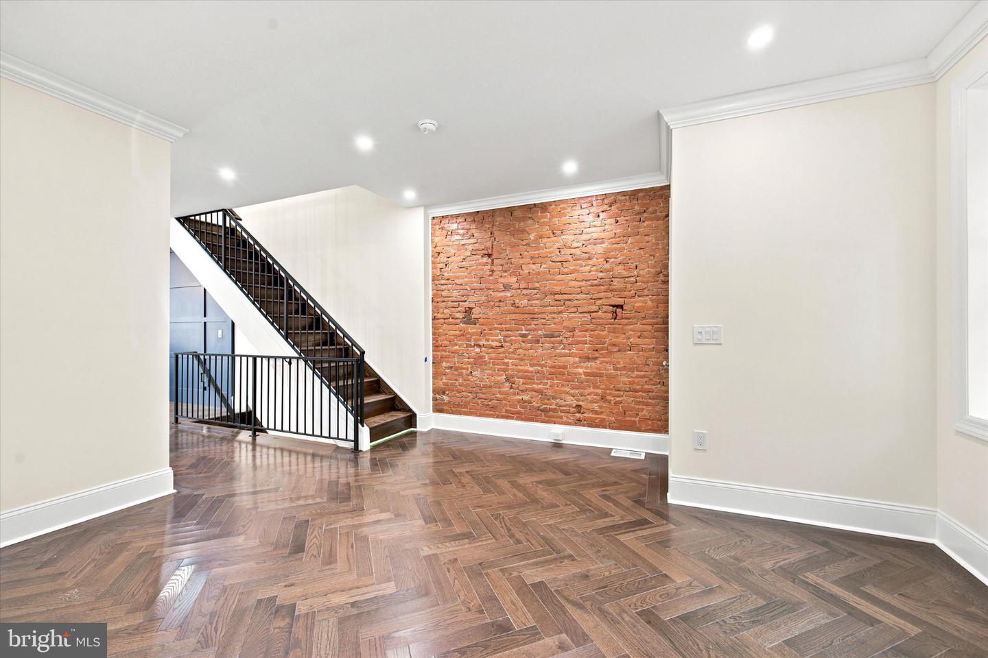 1012 Carpenter St Property Photo 6