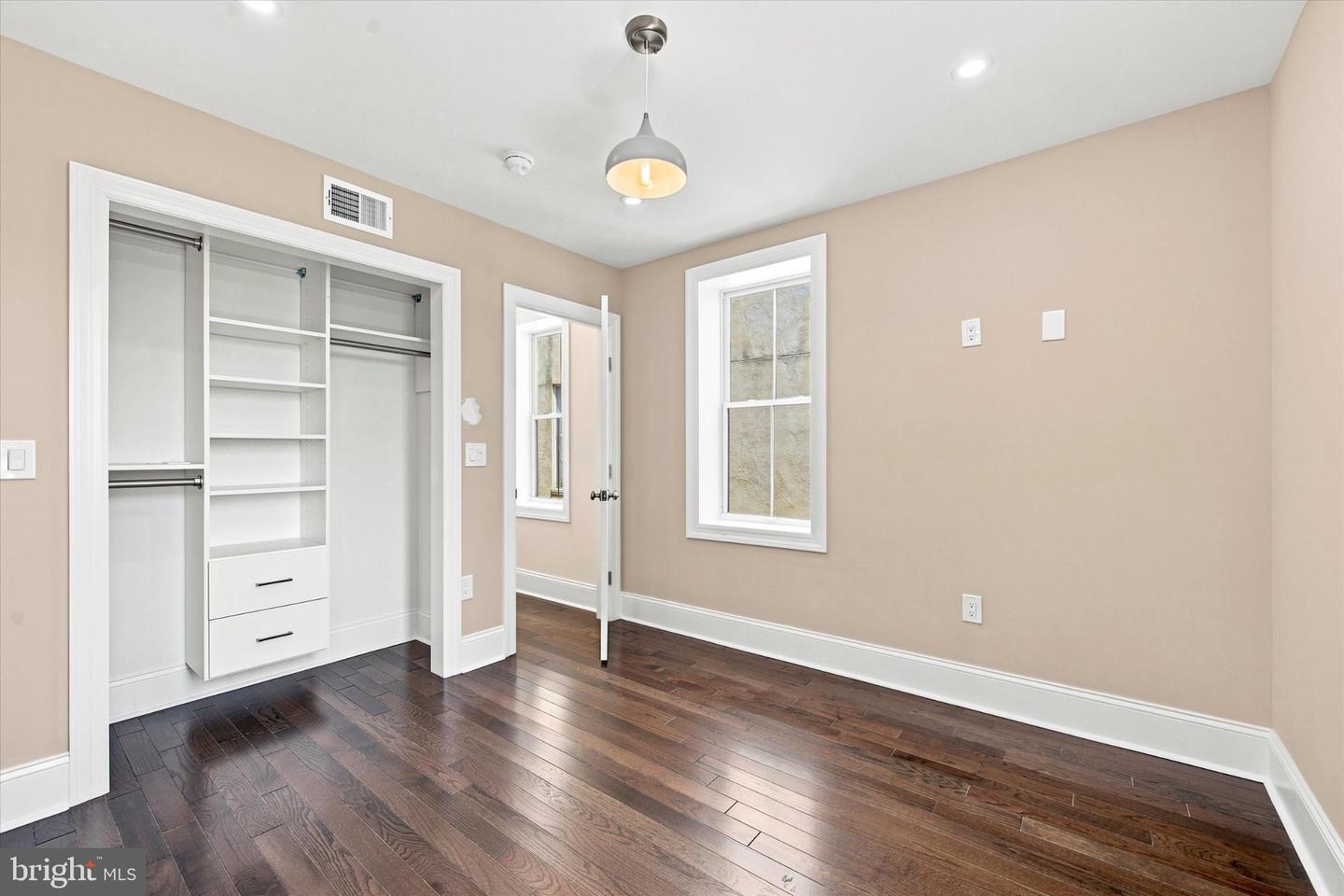1012 Carpenter St Property Photo 13