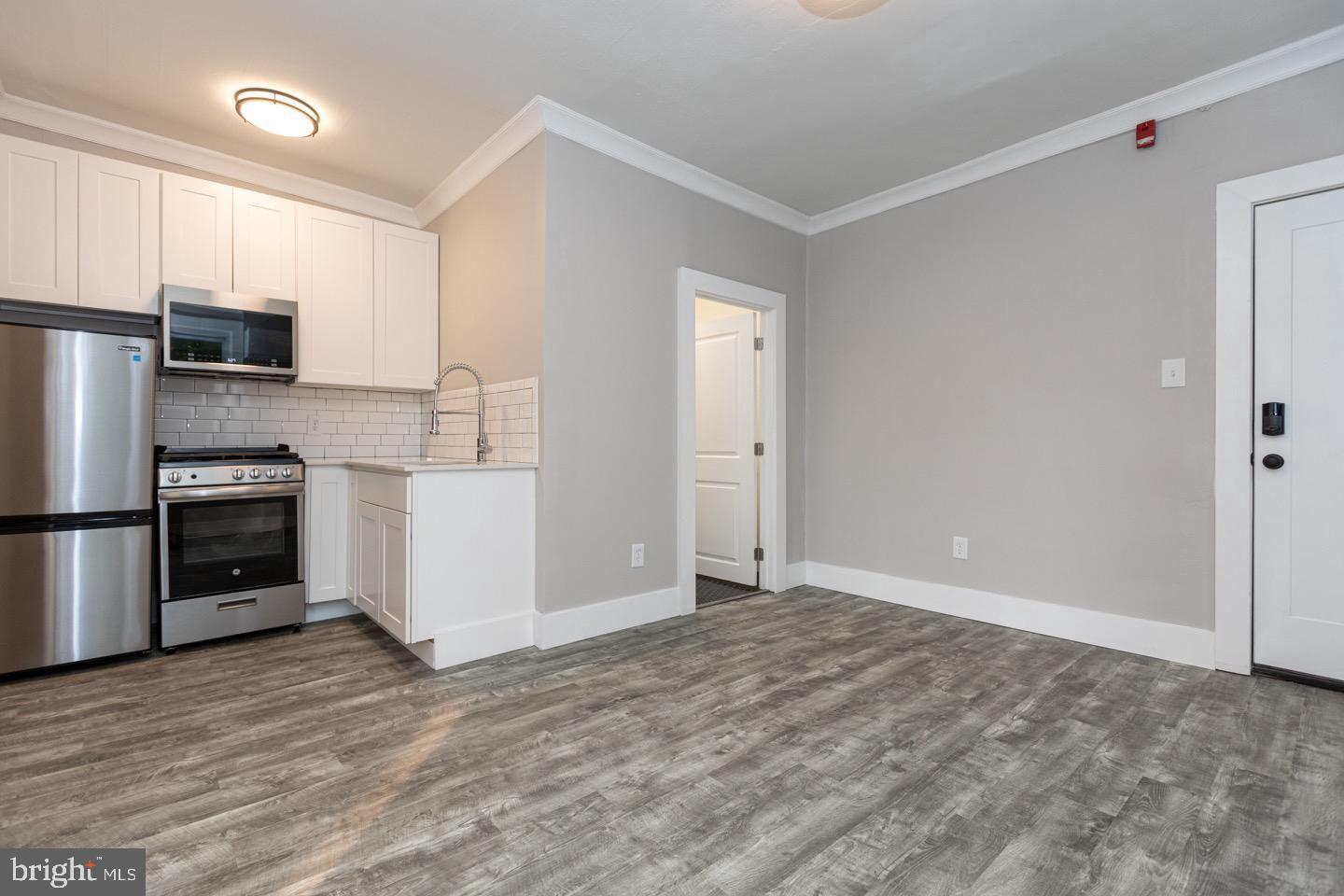2434 E Dauphin St #2r Property Photo 2