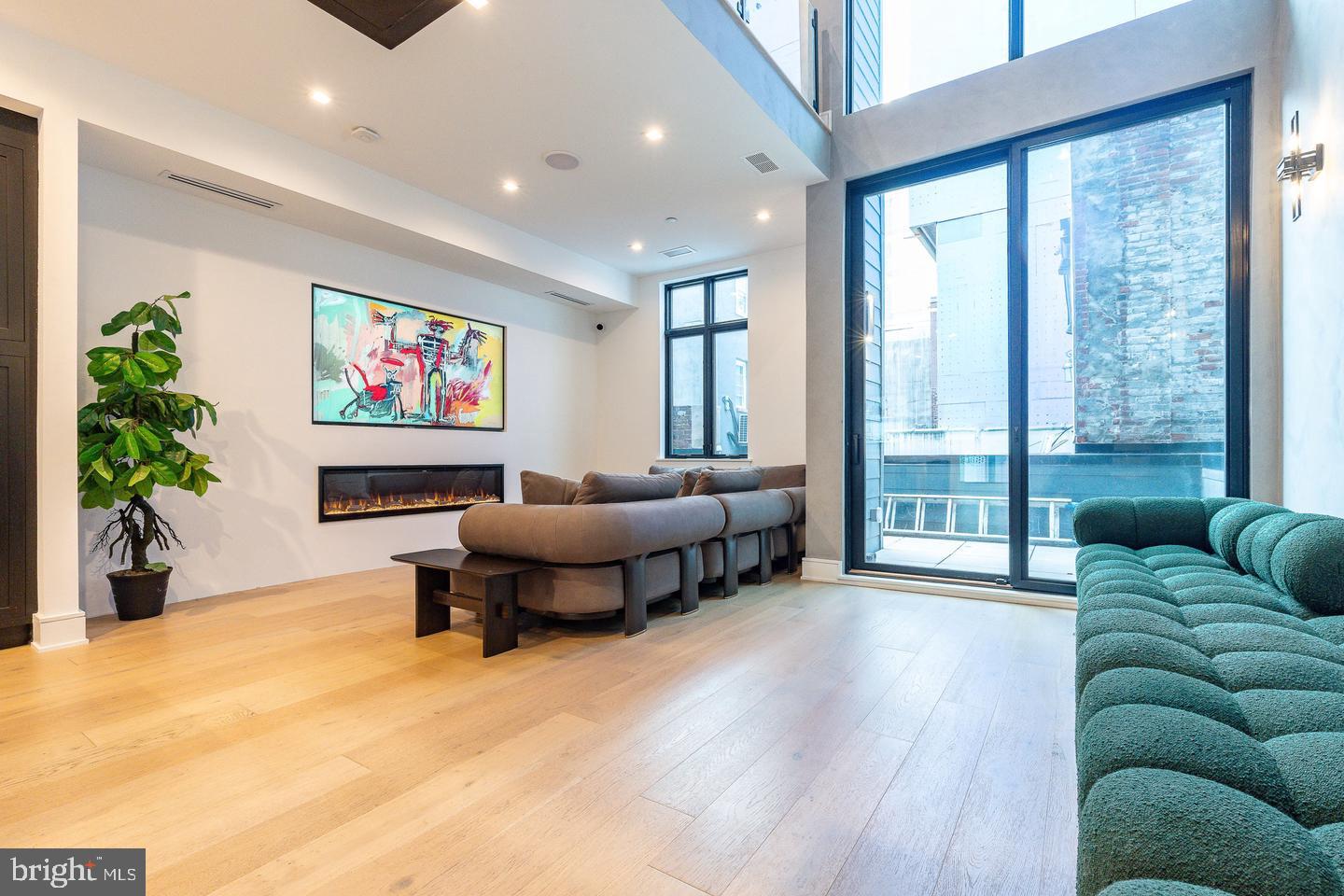 2320 Sansom St Property Photo 4