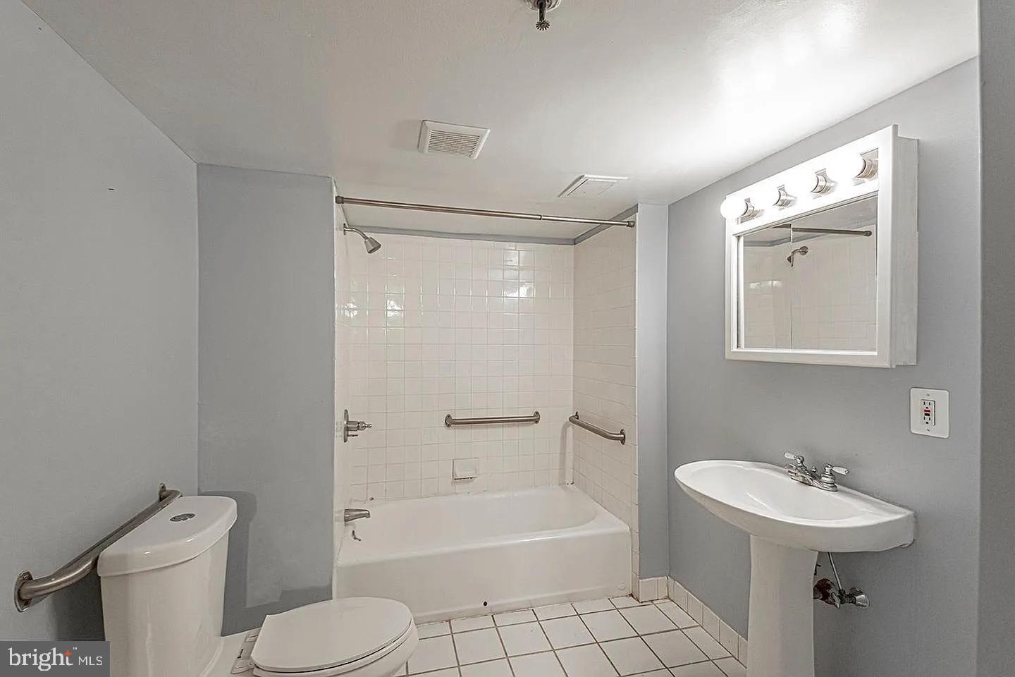 1324 Locust St #207 Property Photo 11