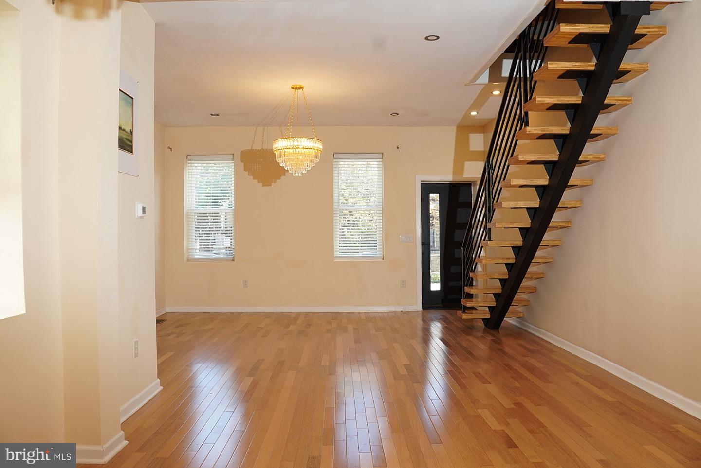 2556 E Somerset St Property Photo 3