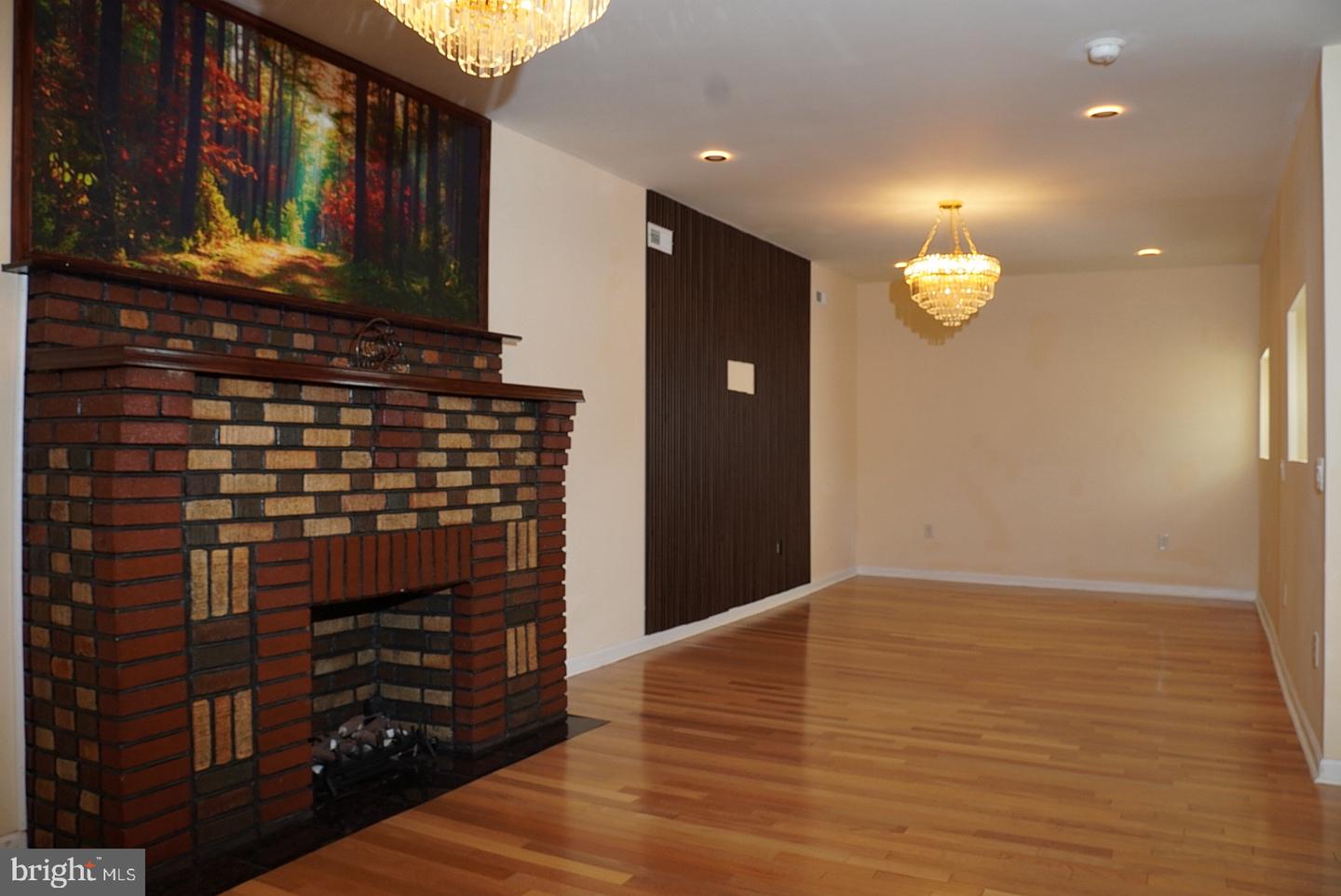 2556 E Somerset St Property Photo 8