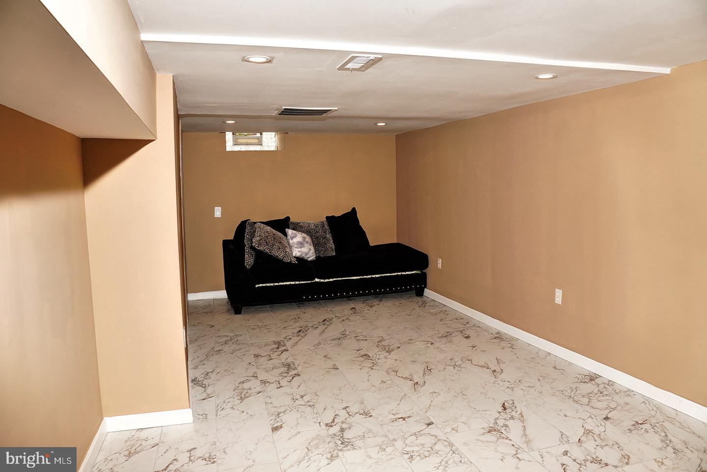 2556 E Somerset St Property Photo 19