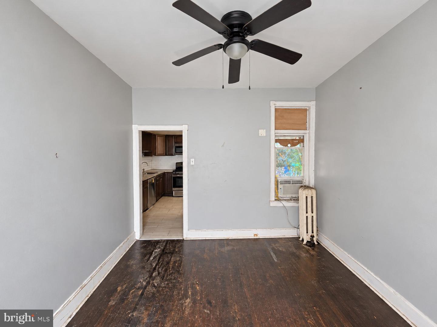 2059 E Victoria St Property Photo 2