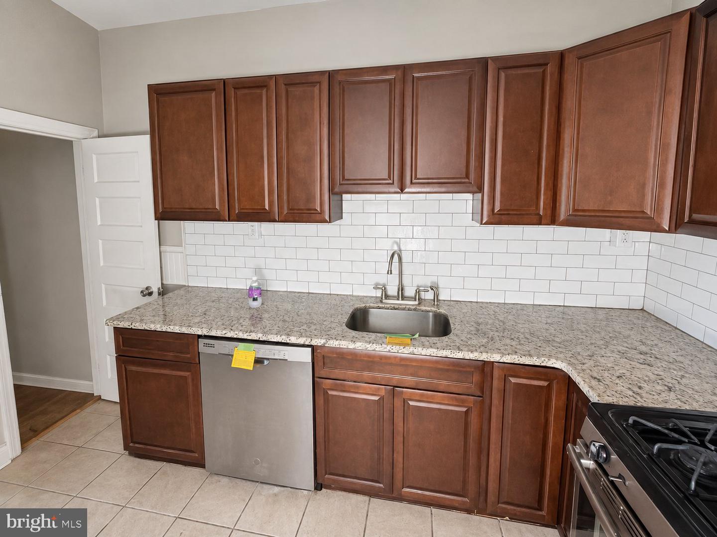 2059 E Victoria St Property Photo 4