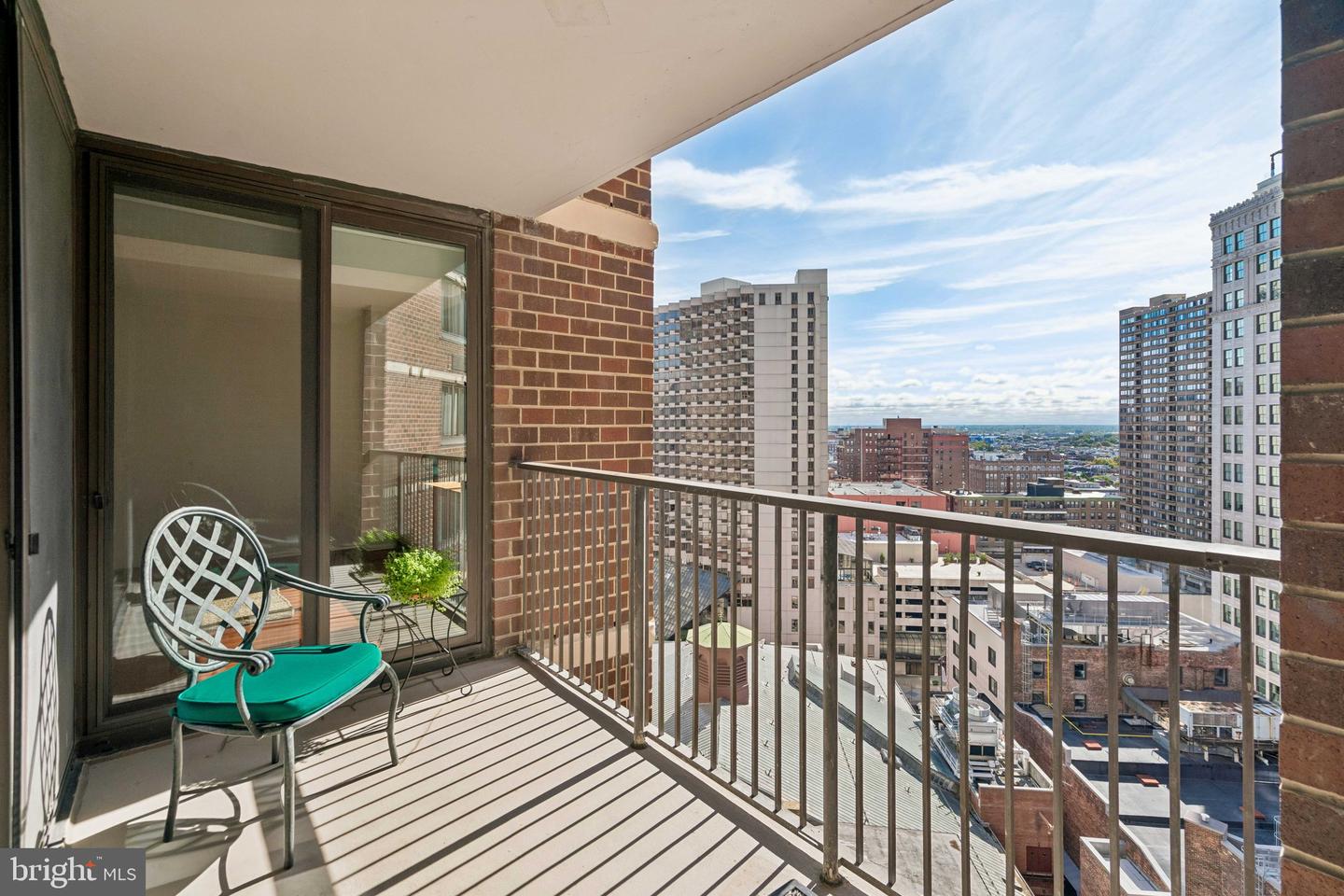 1420-00 Locust St #18d Property Photo 6