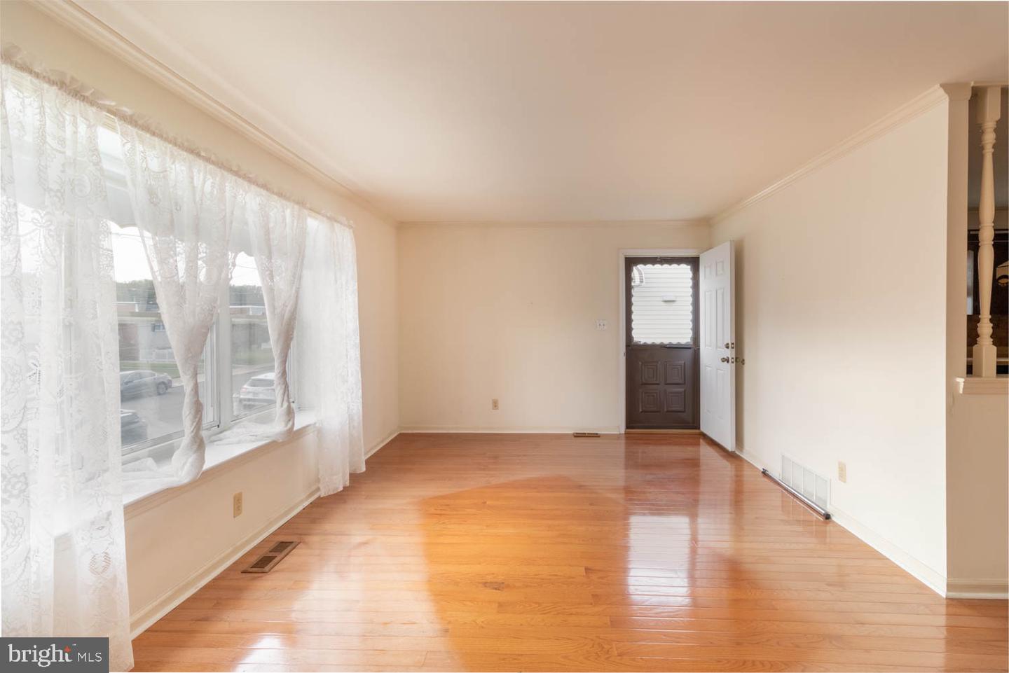 7914 Brous Ave Property Photo 4