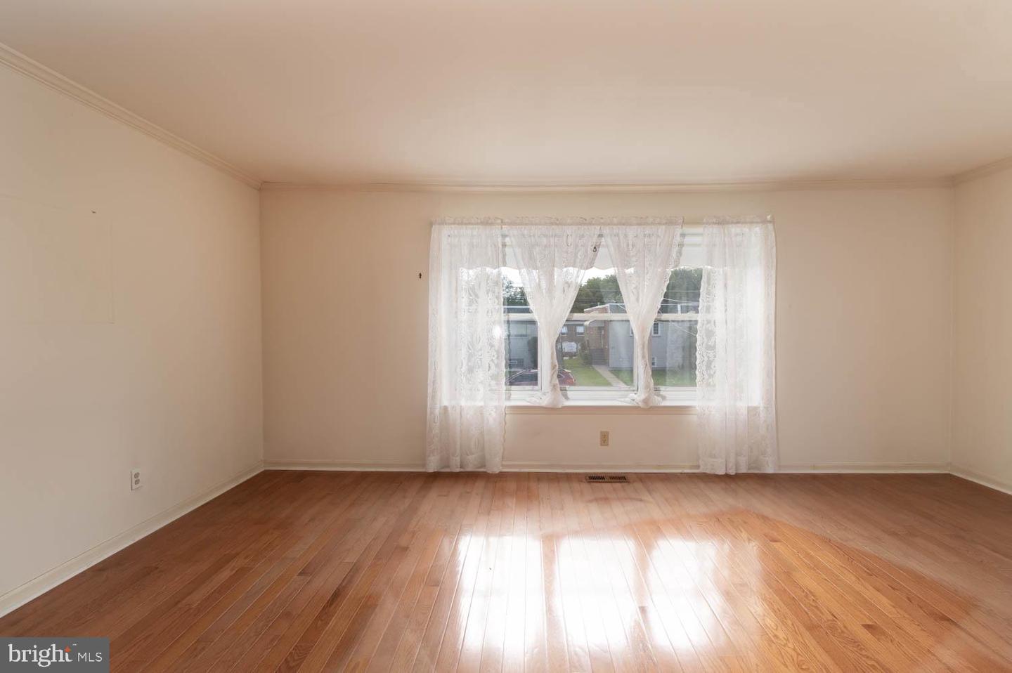 7914 Brous Ave Property Photo 5