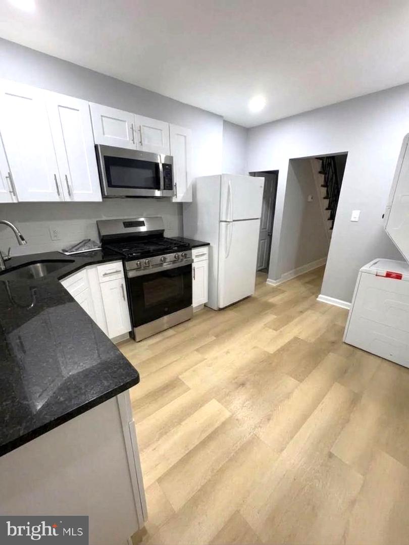 2110 Oakford St Property Photo 4