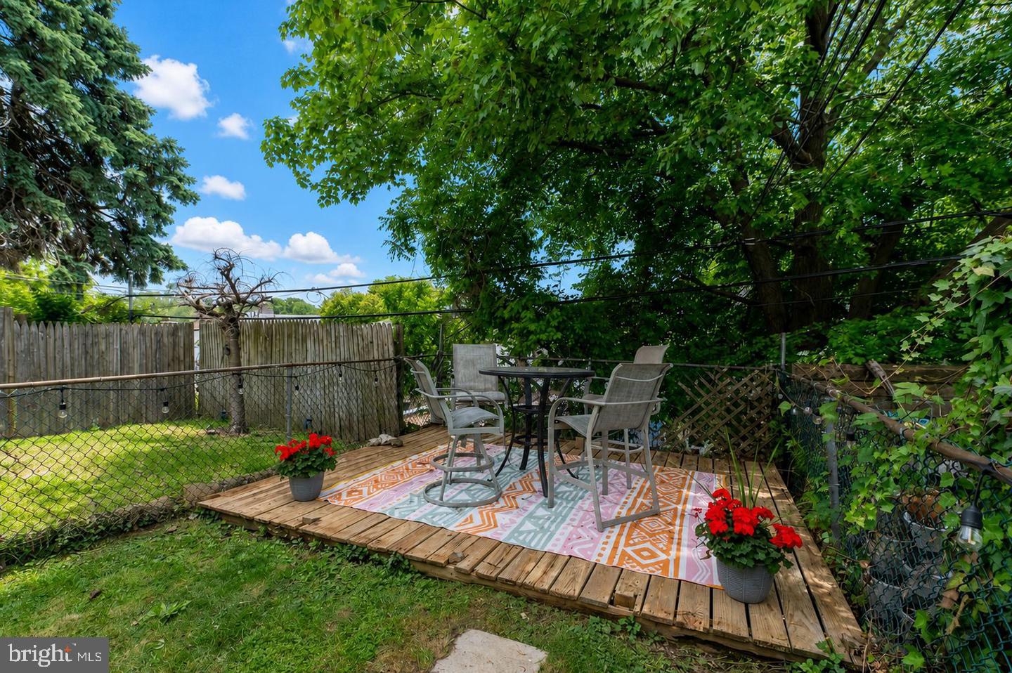 566 Martin St Property Photo 3