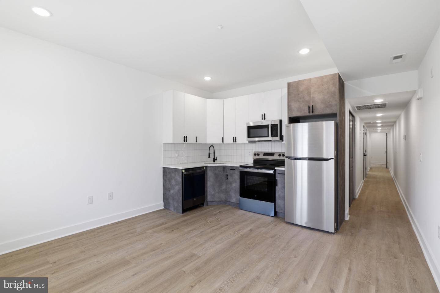 630 W CUMBERLAND ST #B Property Photo 1