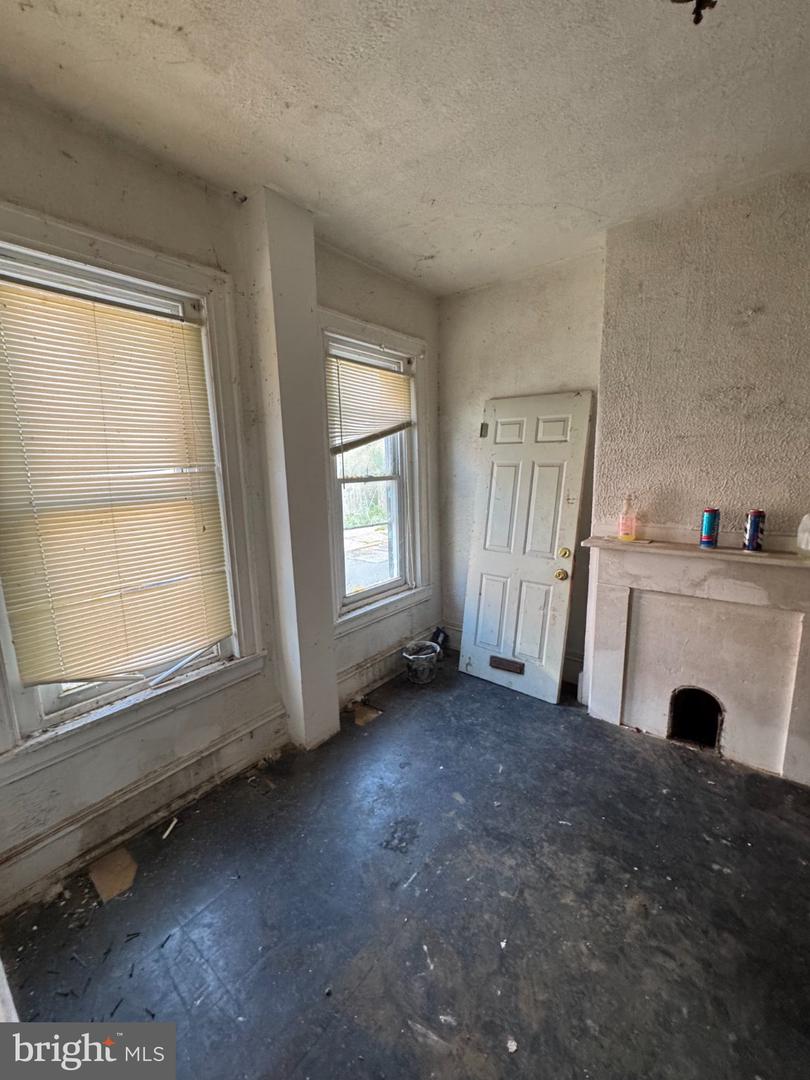 2439 N Bancroft St Property Photo 4