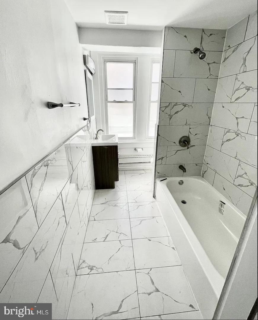 4312 Spruce St Property Photo 9