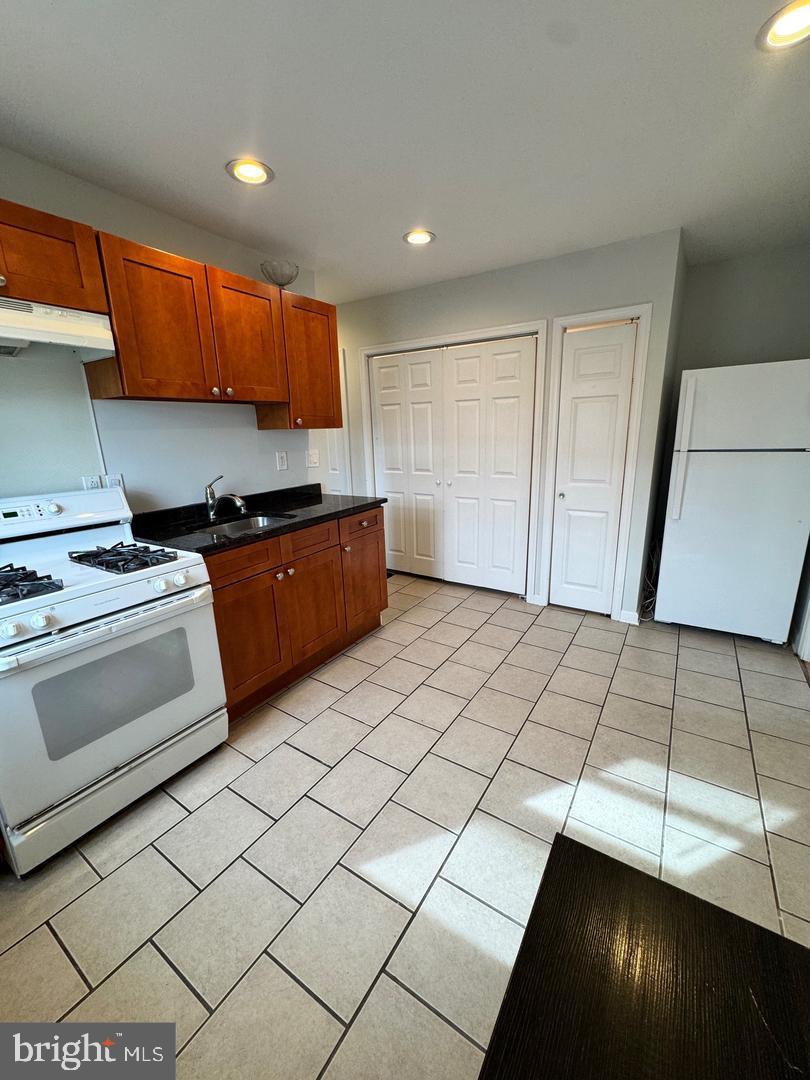2554 S Alder St #2 Property Photo 4