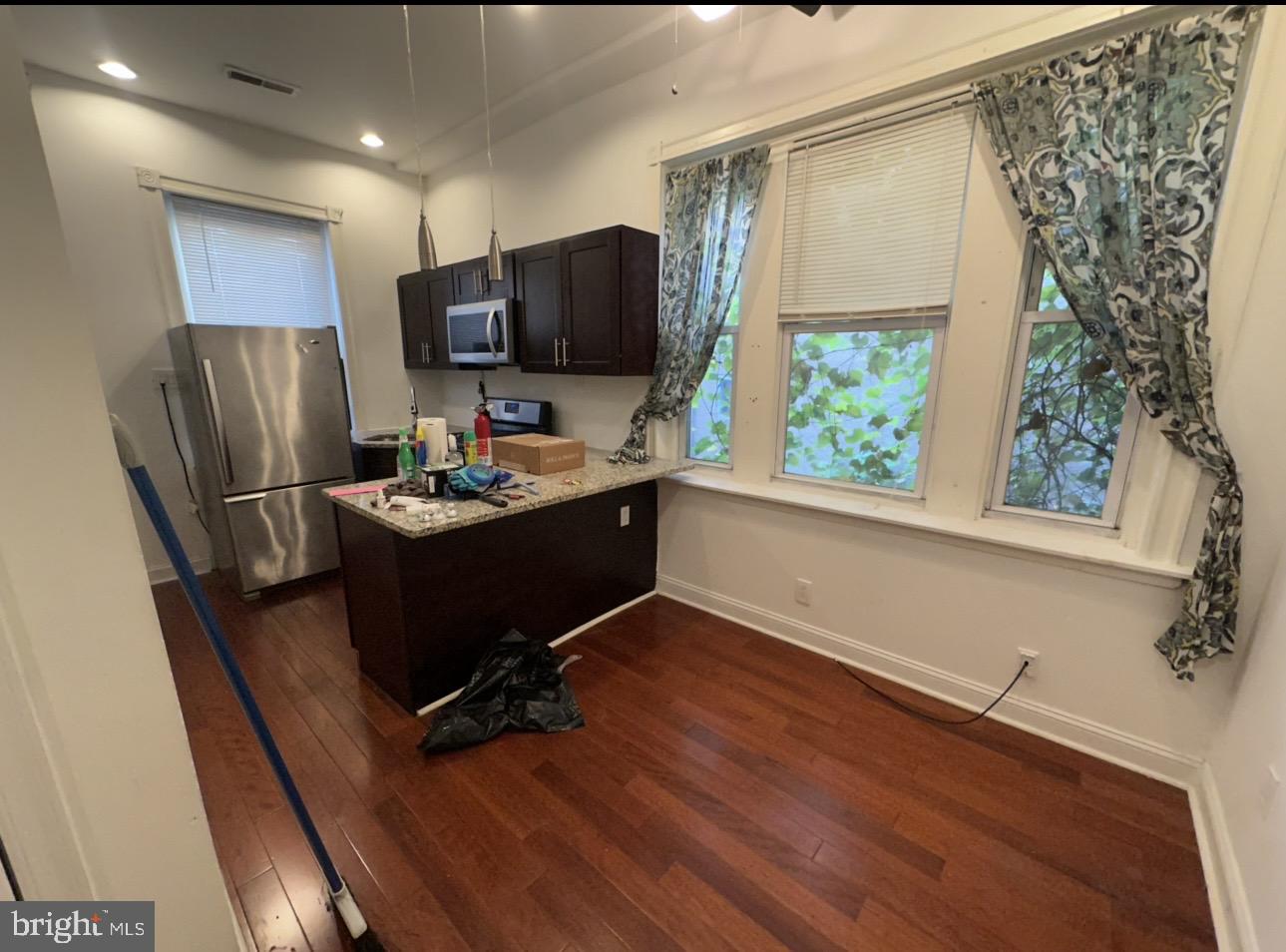 1633 W GIRARD AVE #2R Property Photo 1