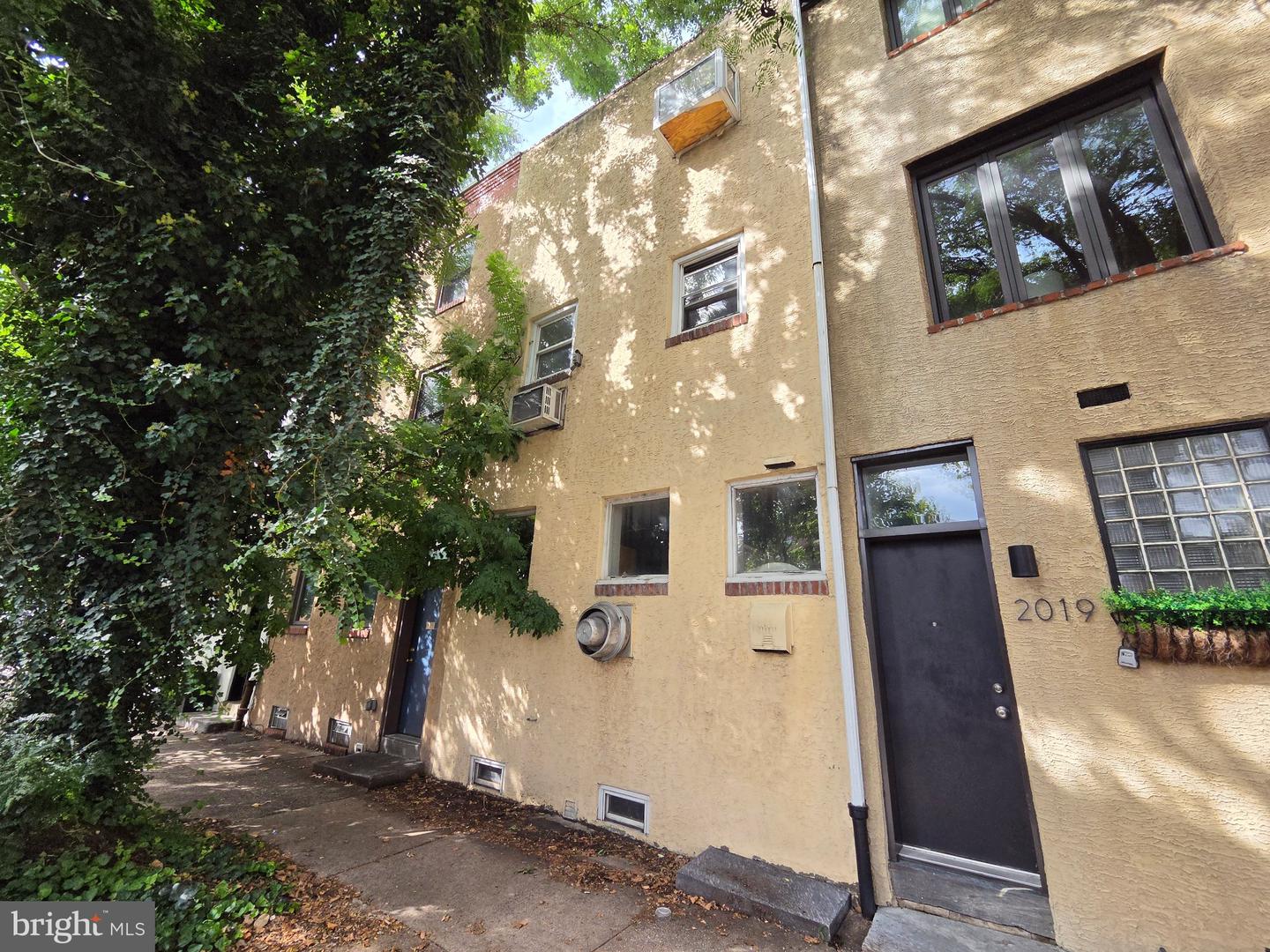 2021 LOMBARD ST Property Photo 1