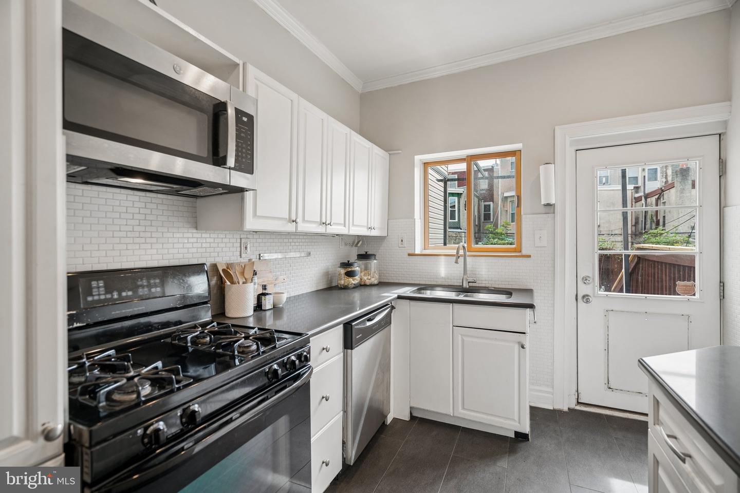 2810 Cambridge St Property Photo 6