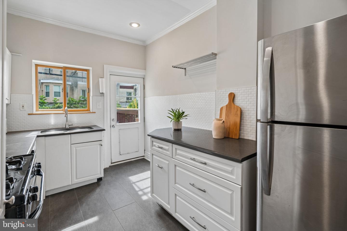 2810 Cambridge St Property Photo 7