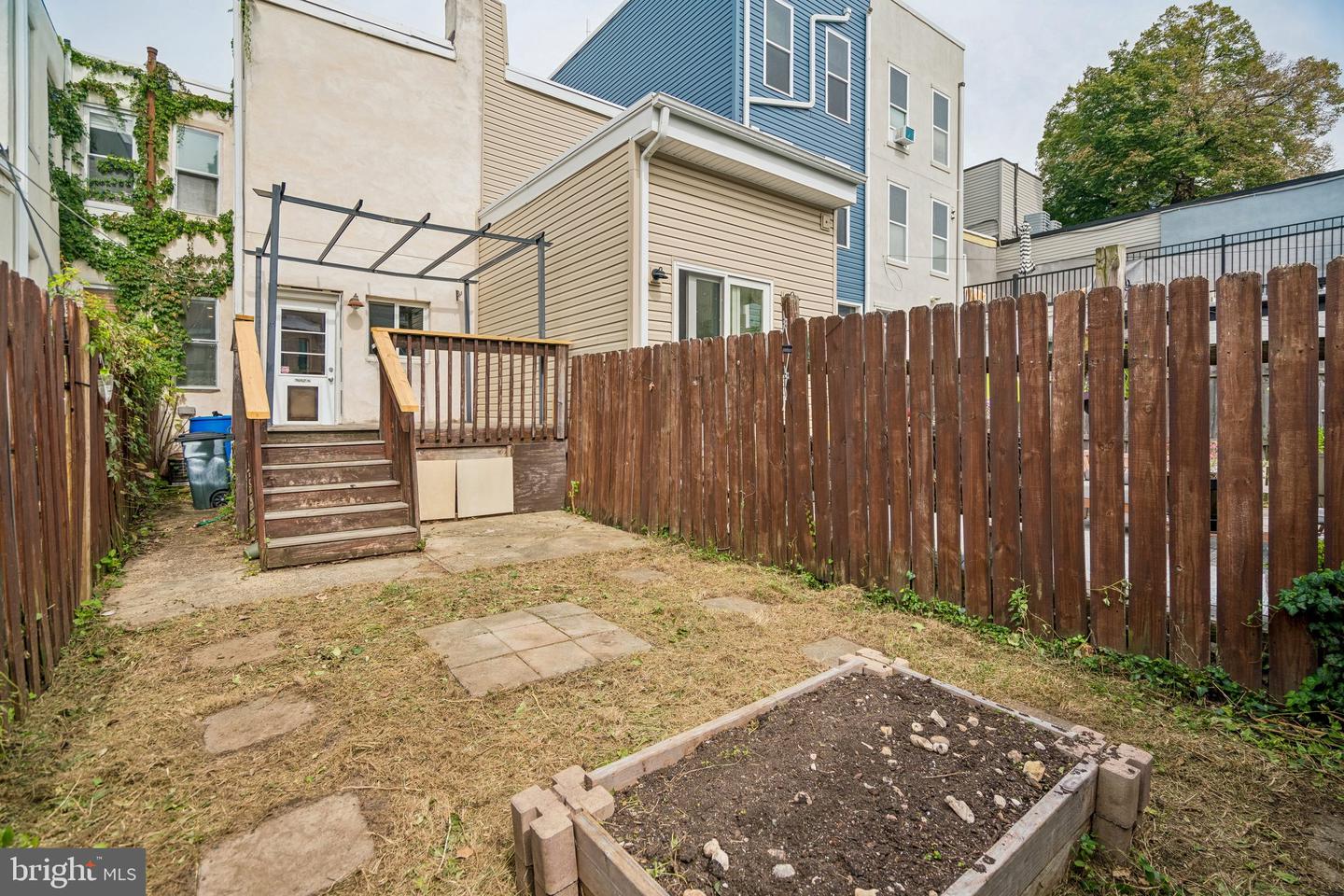 2810 Cambridge St Property Photo 17
