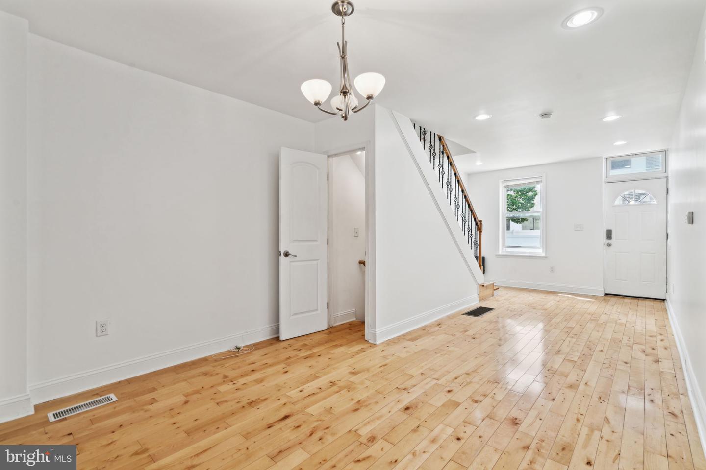 2553 Collins St Property Photo 2