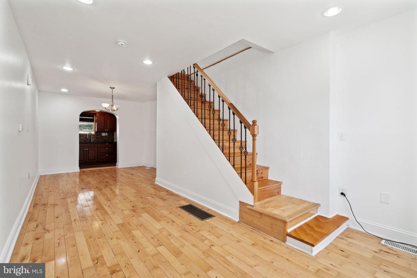 2553 Collins St Property Photo 3