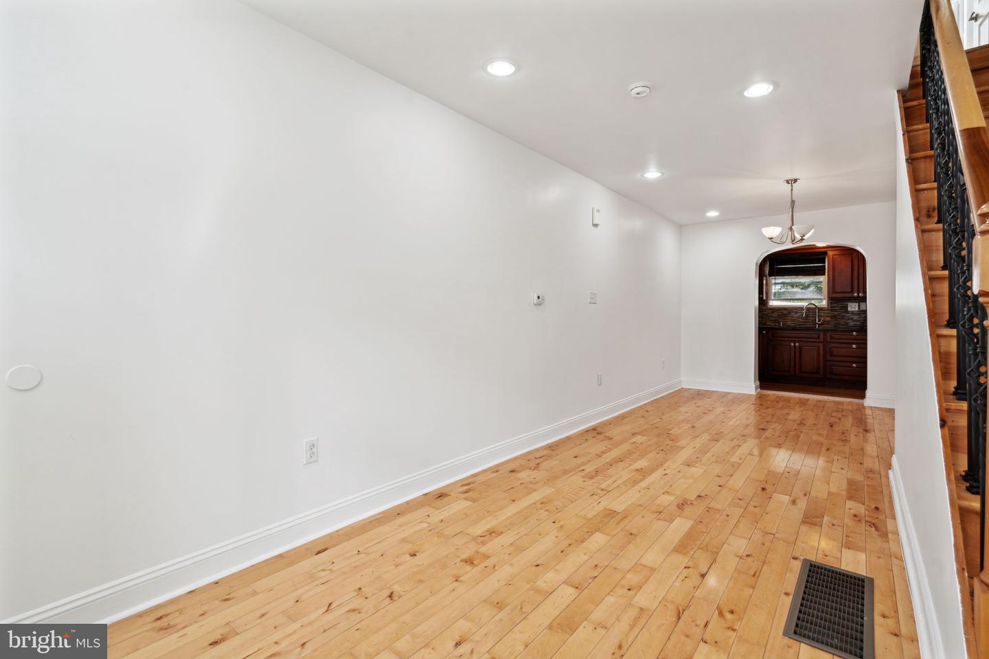 2553 Collins St Property Photo 4