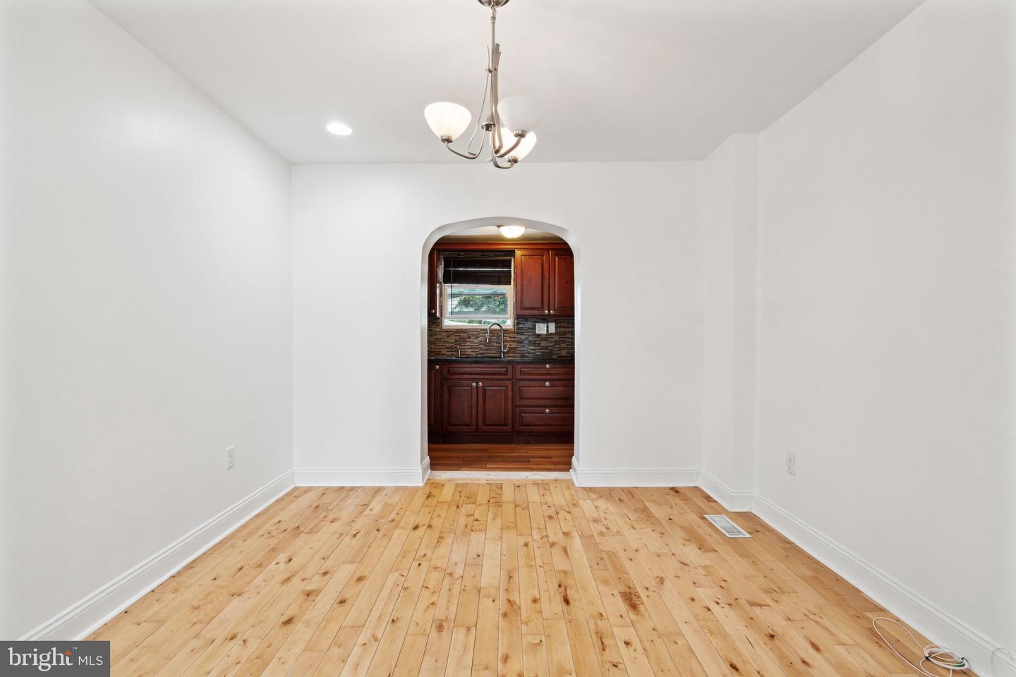 2553 Collins St Property Photo 5