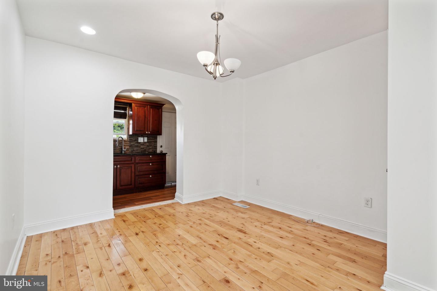 2553 Collins St Property Photo 6