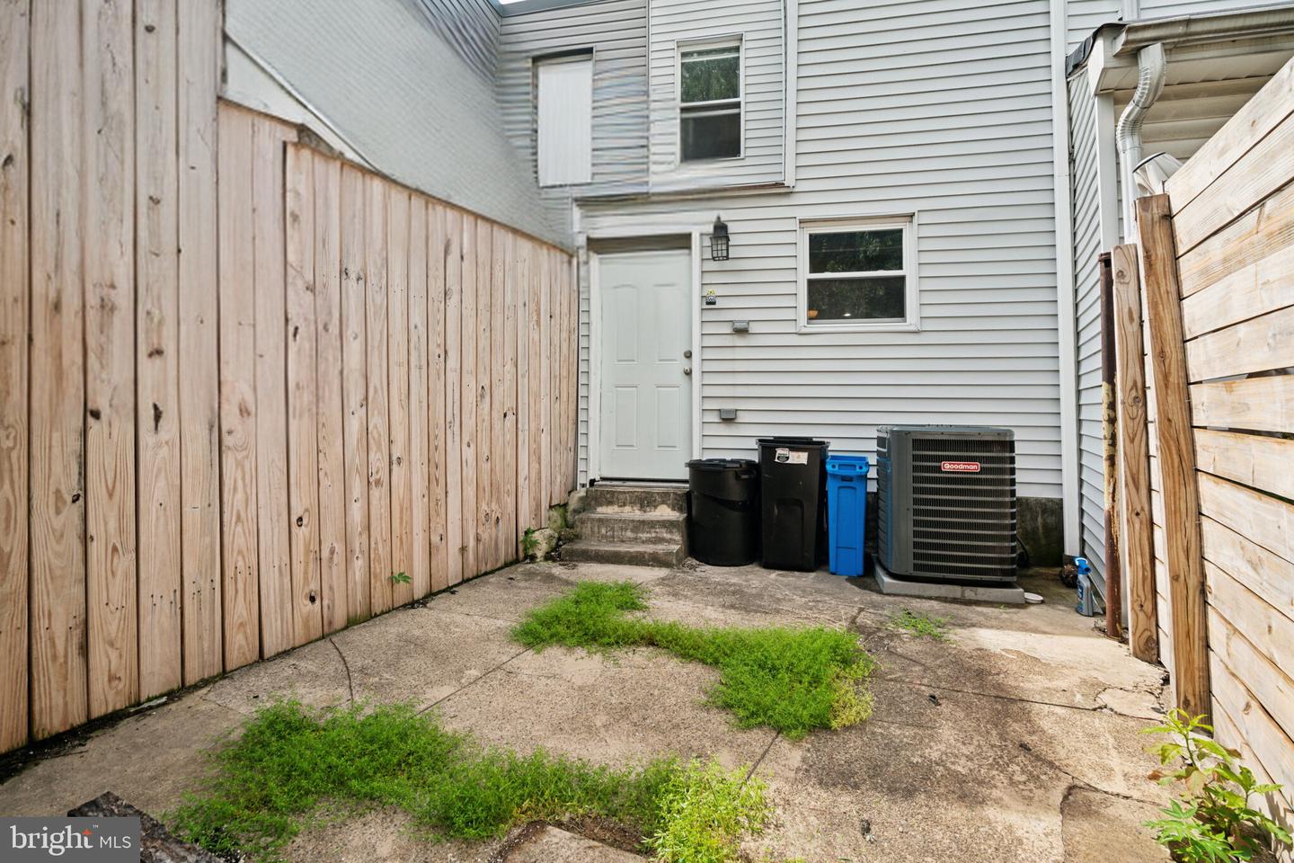 2553 Collins St Property Photo 11