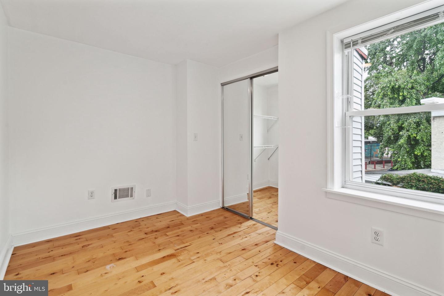 2553 Collins St Property Photo 15