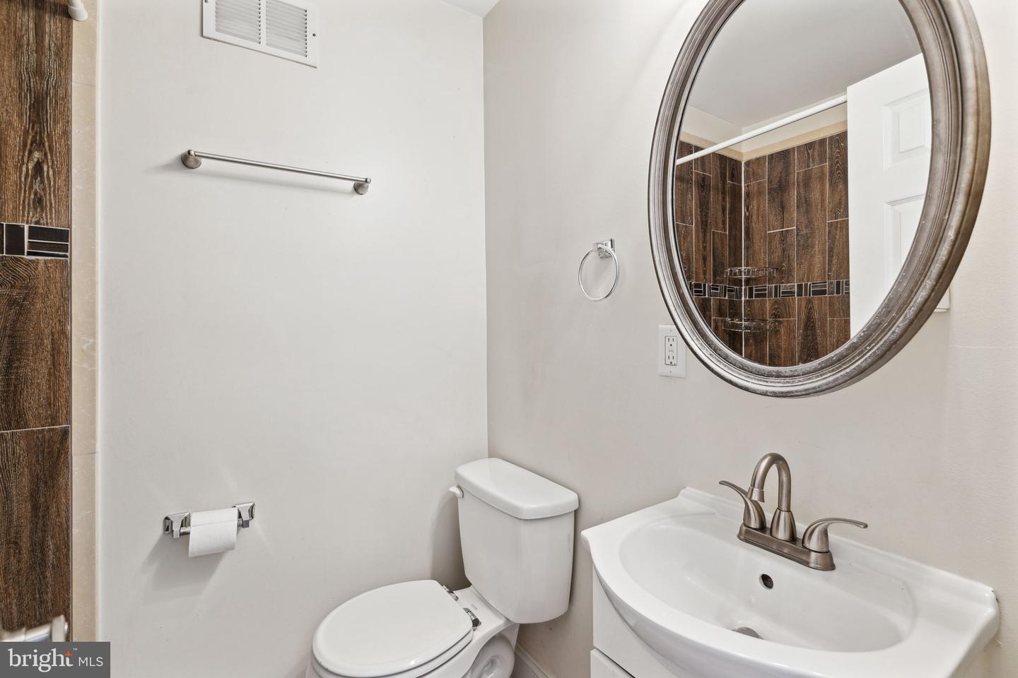 2553 Collins St Property Photo 22