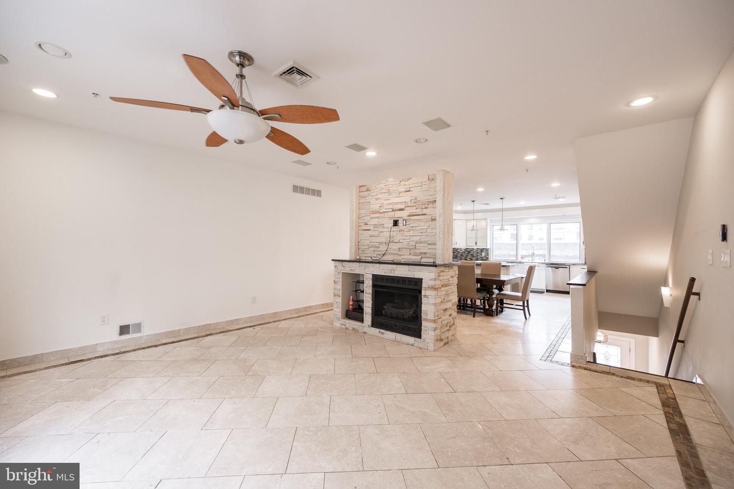 919 N Front St #unit G Property Photo 8
