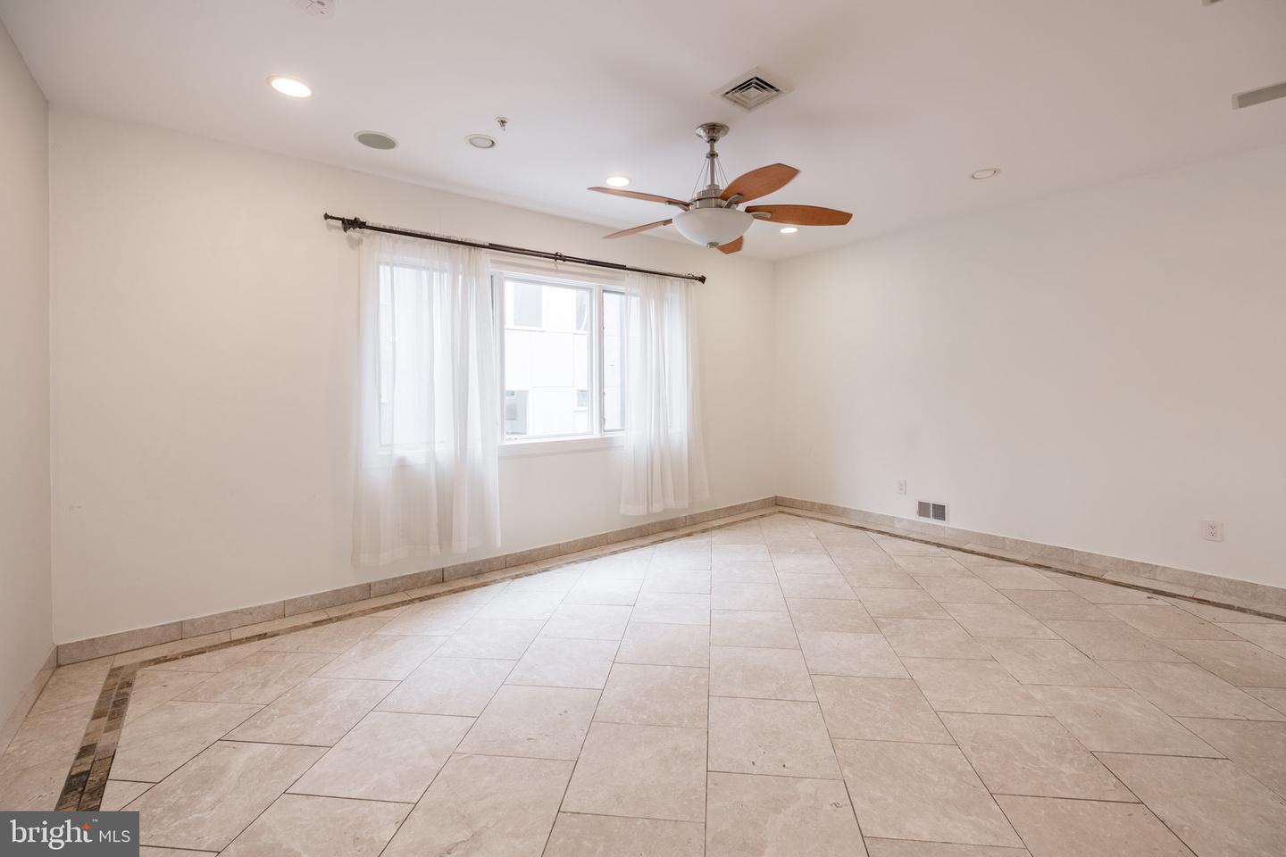 919 N Front St #unit G Property Photo 10