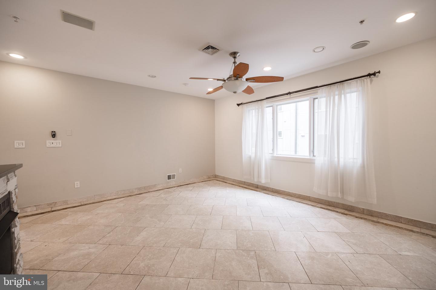 919 N Front St #unit G Property Photo 11