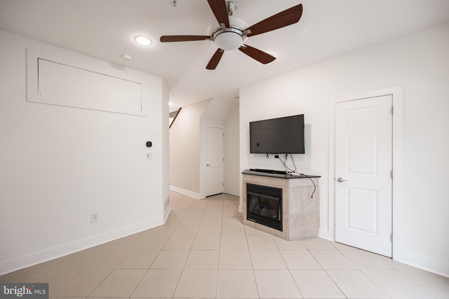 919 N Front St #unit G Property Photo 14