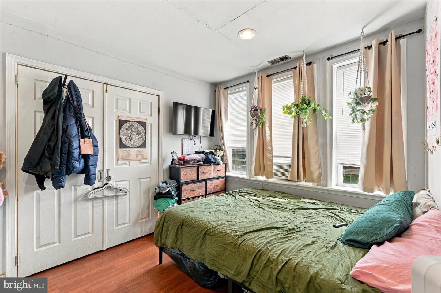 5633 Malcolm St Property Photo 24
