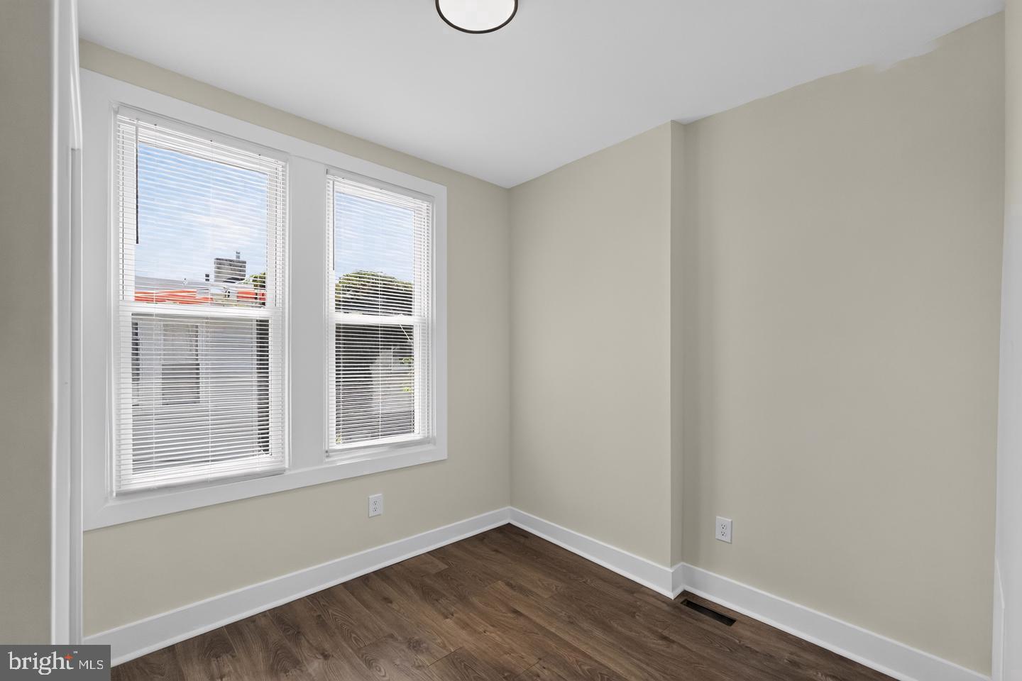 222 E Dorset St Property Photo 22