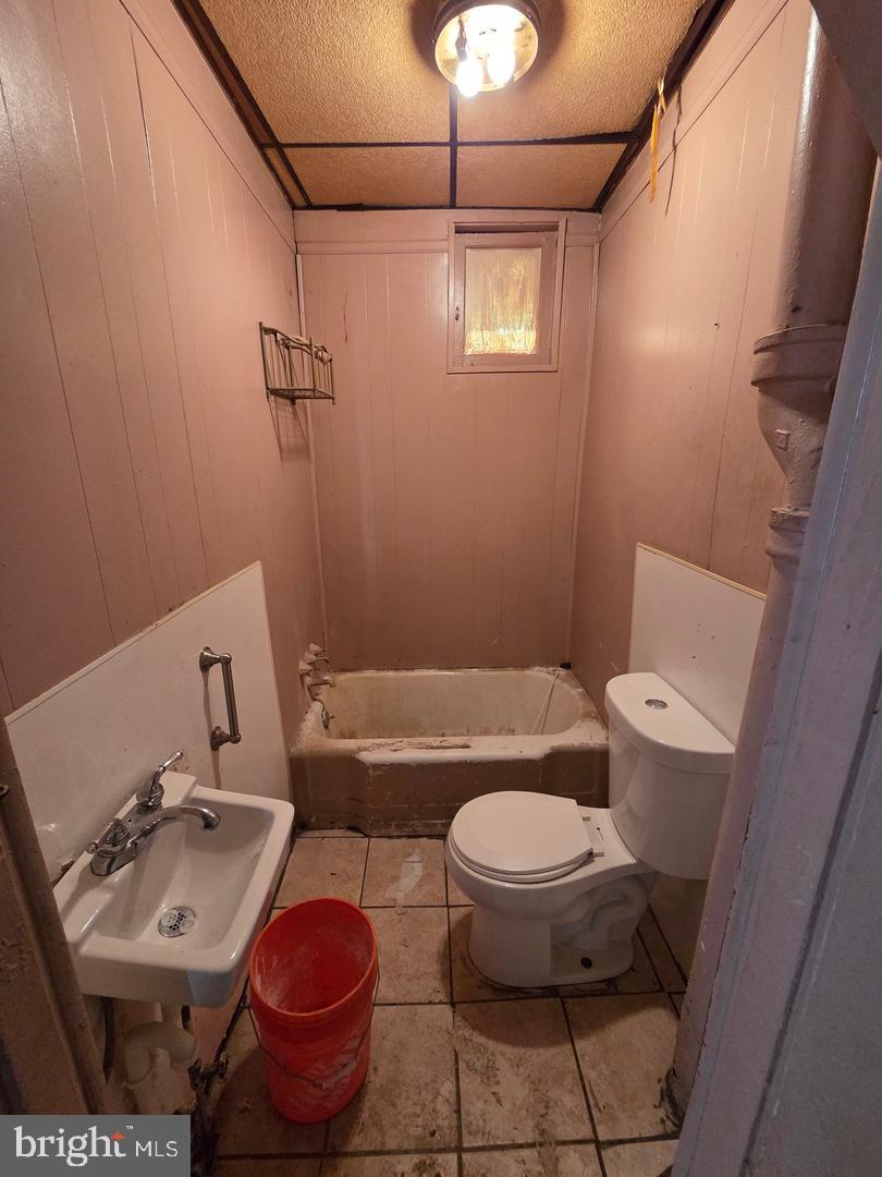 5026 Brown St Property Photo 3