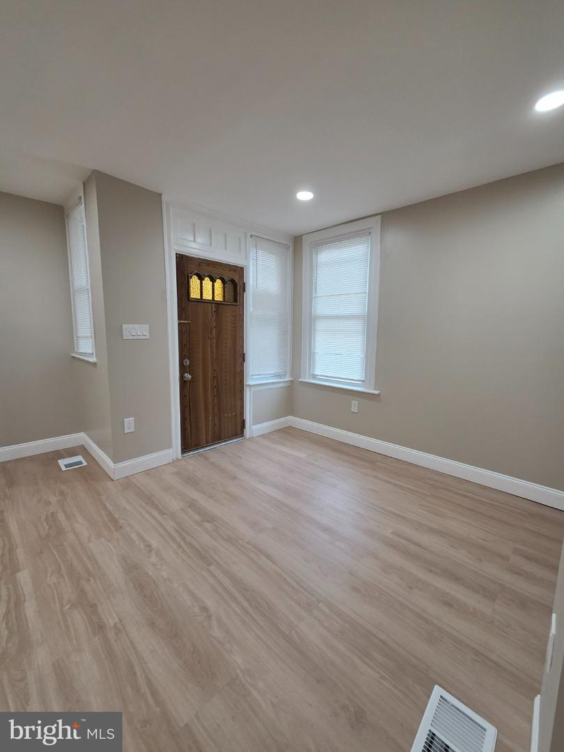 3848 Bennington St Property Photo 6