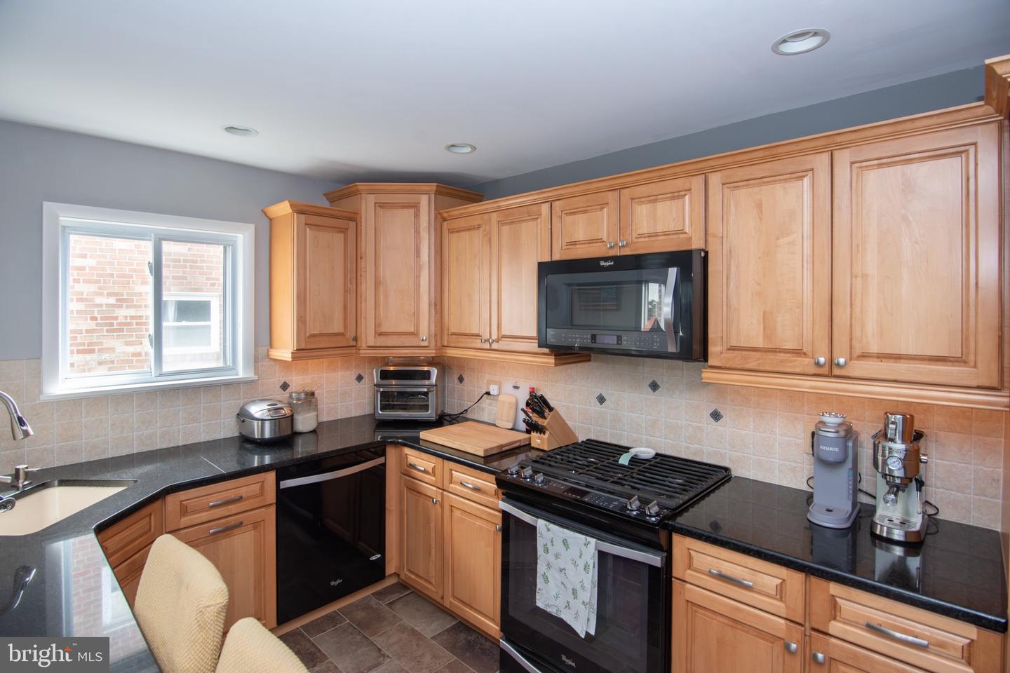 622 Emerson St Property Photo 12
