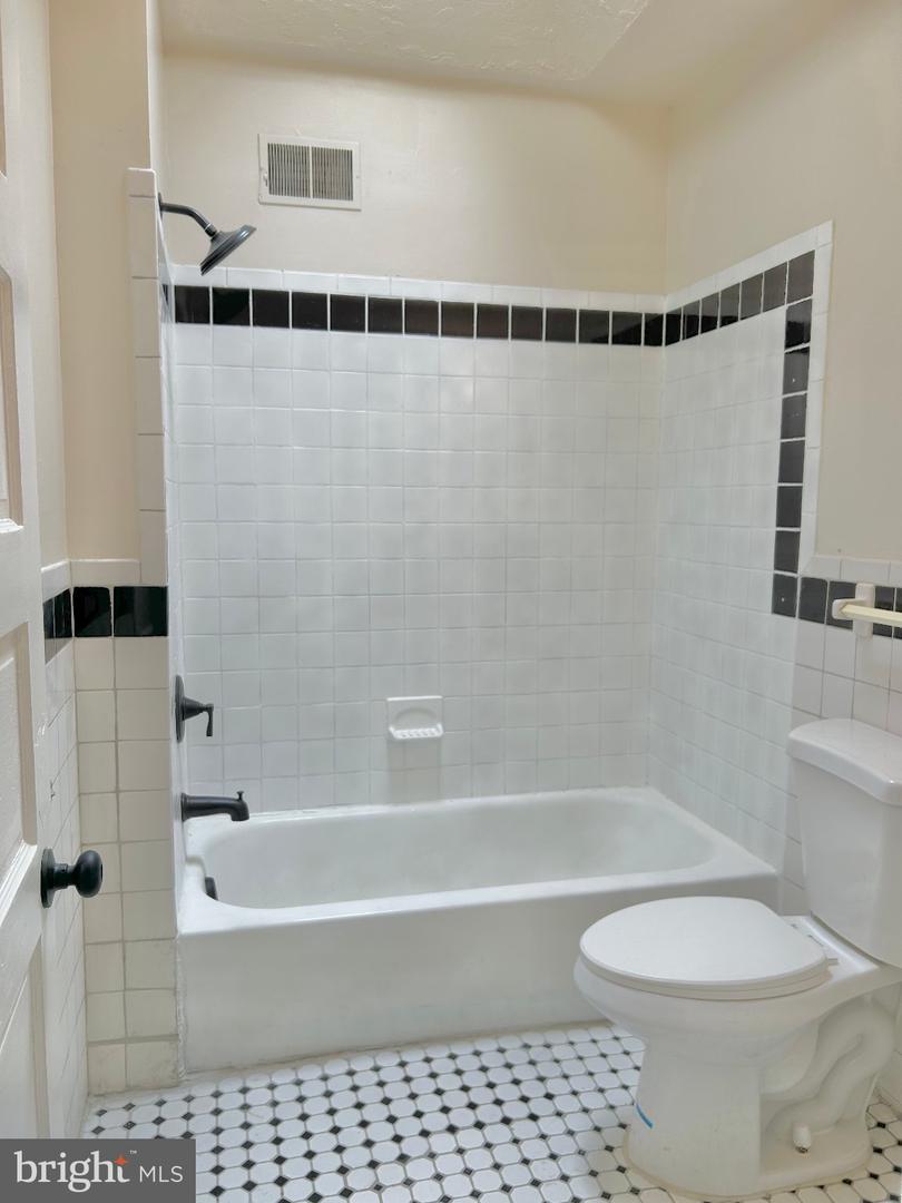 1130 S Peach St Property Photo 6