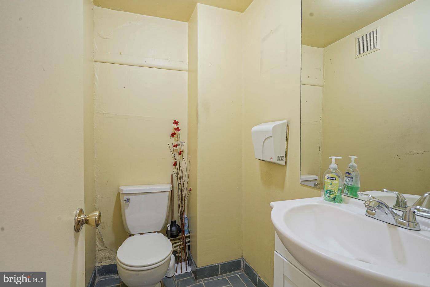 317 Dickinson St #warehouse Property Photo 5