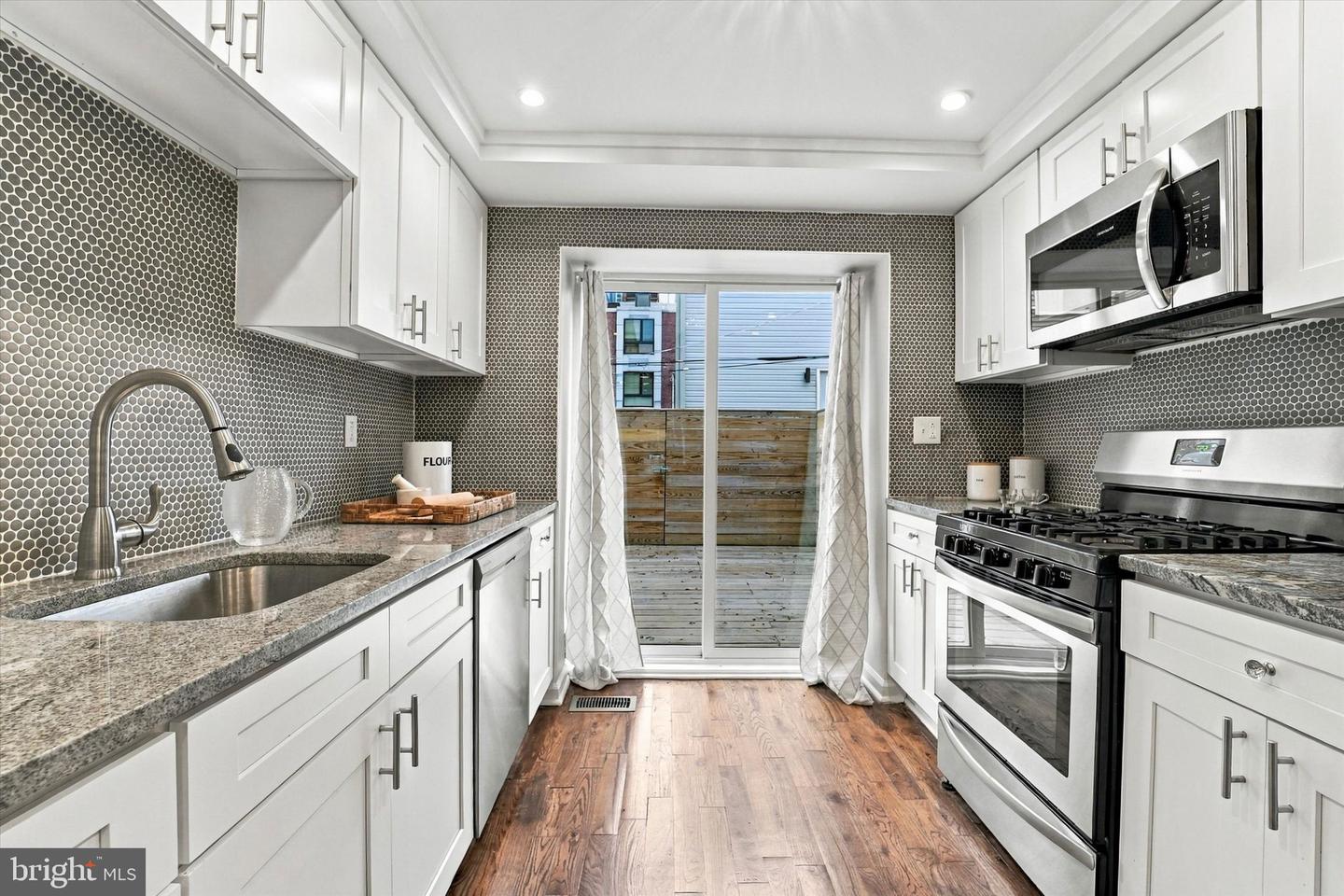 2027 Wilder St Property Photo 8