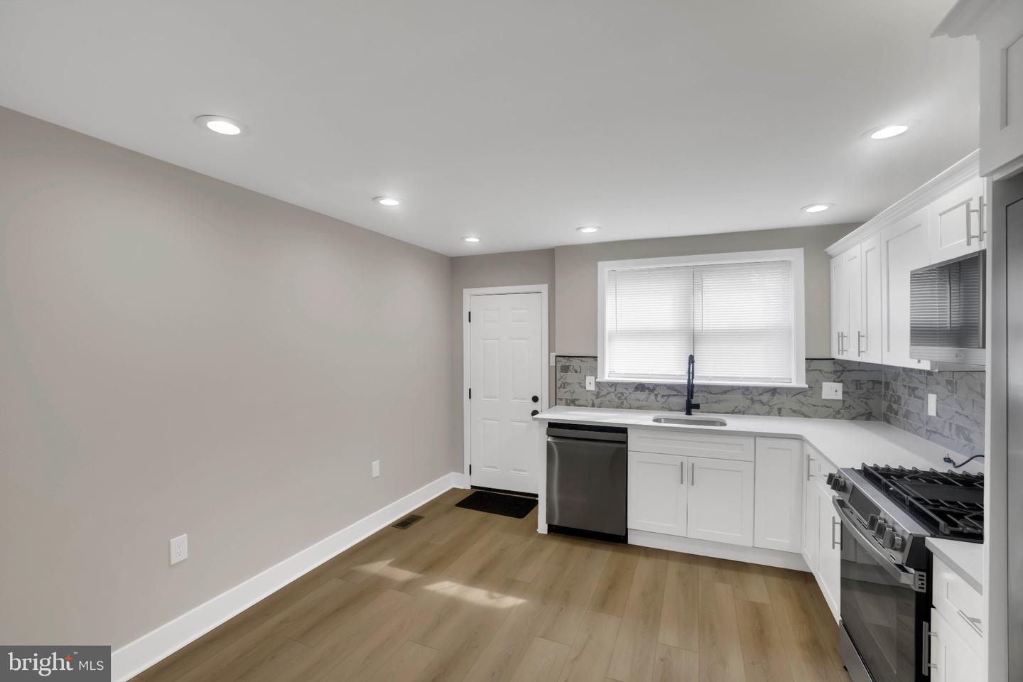 810 Watkins St Property Photo 3