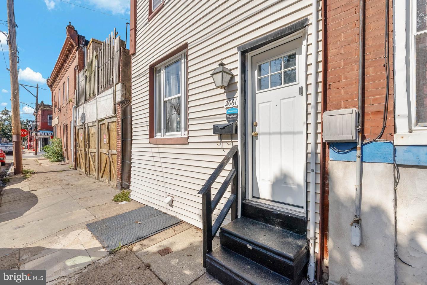 2061 Sigel St Property Photo 2