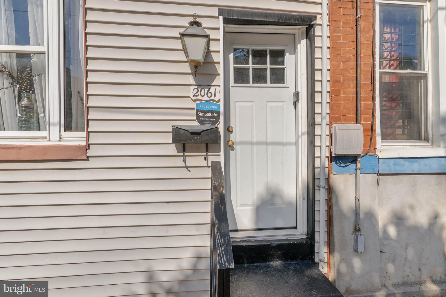 2061 Sigel St Property Photo 3