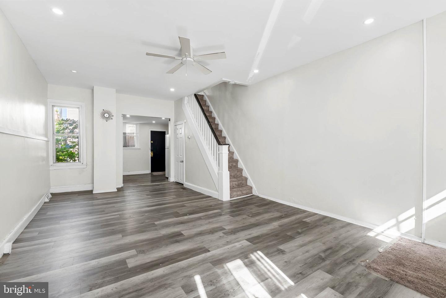 2061 Sigel St Property Photo 5