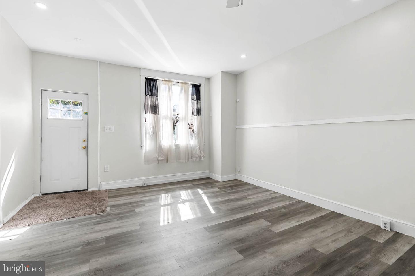 2061 Sigel St Property Photo 6