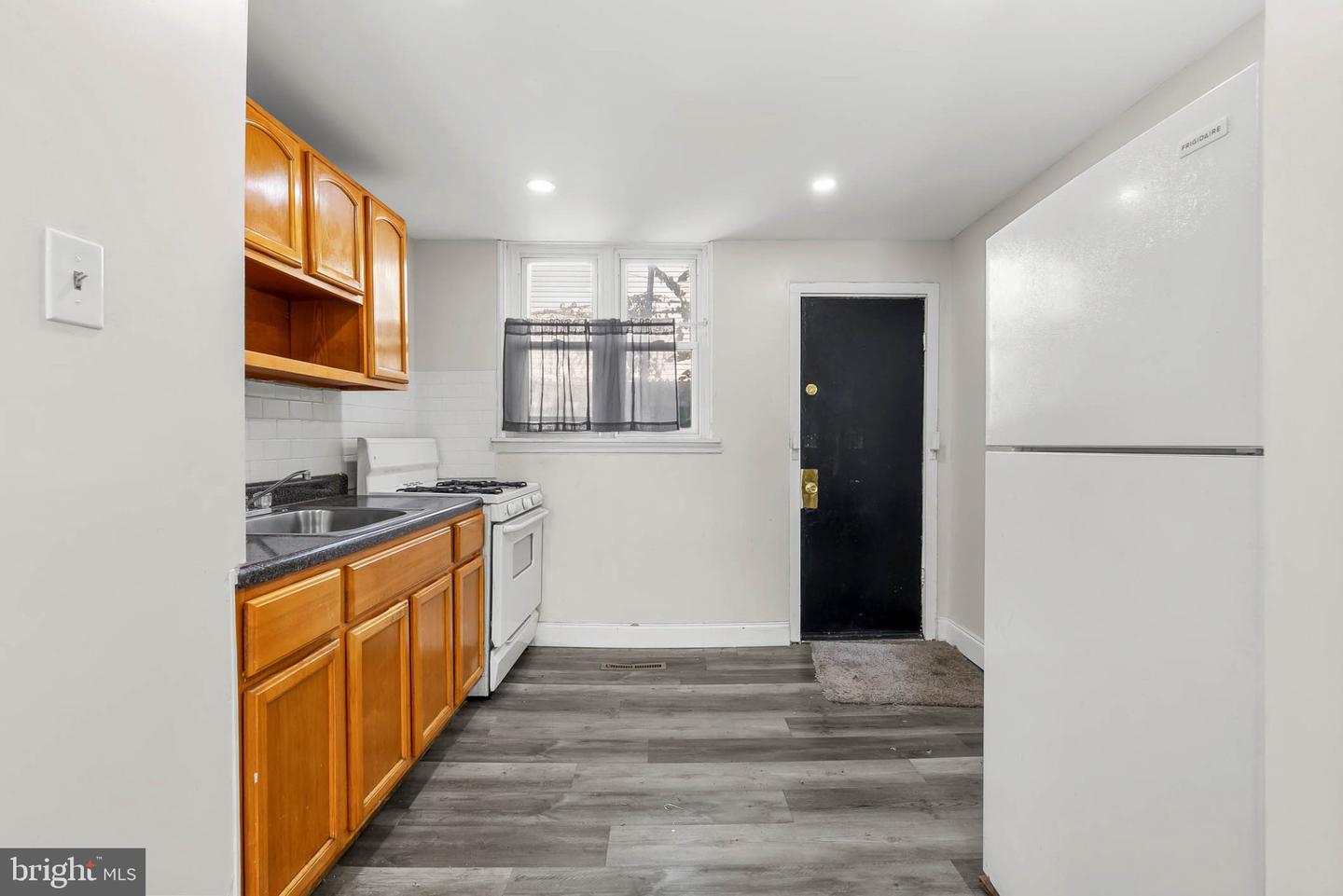 2061 Sigel St Property Photo 8